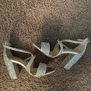 Badgley mischka silver glitter heels size 7.5